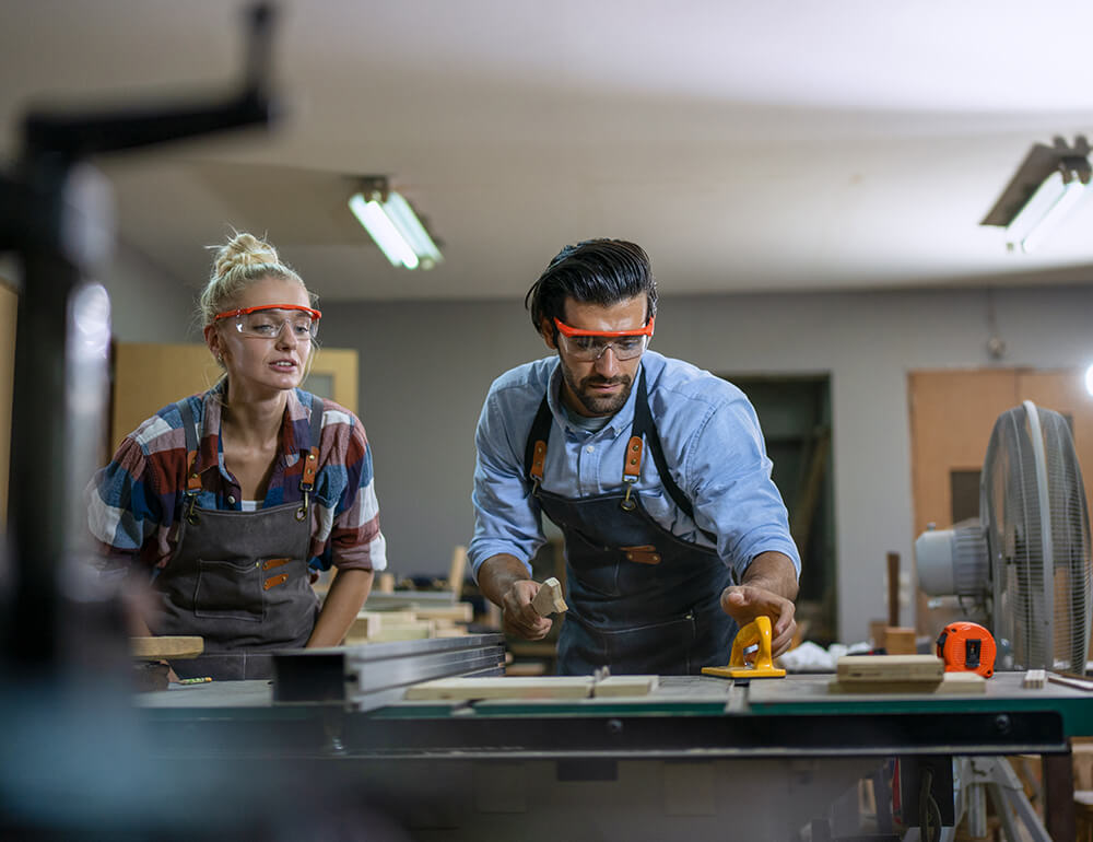Von Sozialversicherung bis Lohnsteuer – wir übernehmen alle notwendigen Meldungen, Nachweise und Bescheinigungen fristgerecht und rechtssicher.